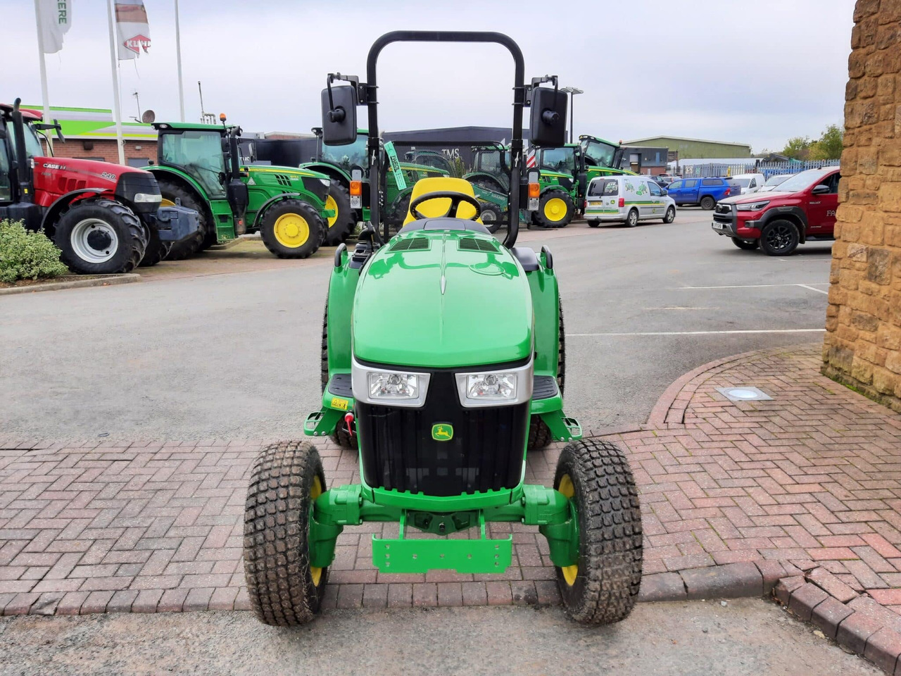 John Deere 3046R compact tractor - Малък трактор: снимка 4 John Deere 3046R compact tractor - Малък трактор: снимка 4