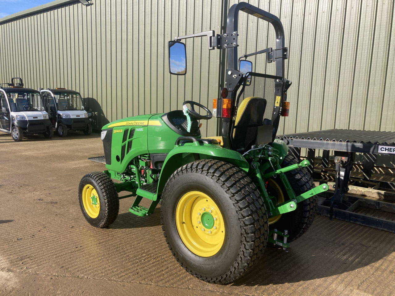 John Deere 3046R compact tractor - Малък трактор: снимка 3 John Deere 3046R compact tractor - Малък трактор: снимка 3