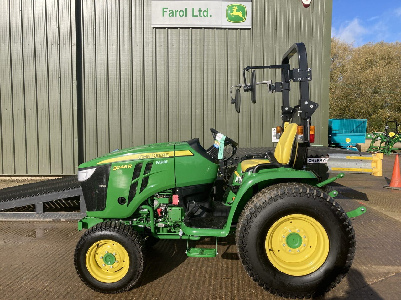 John Deere 3046R compact tractor - Малък трактор: снимка 2 John Deere 3046R compact tractor - Малък трактор: снимка 2