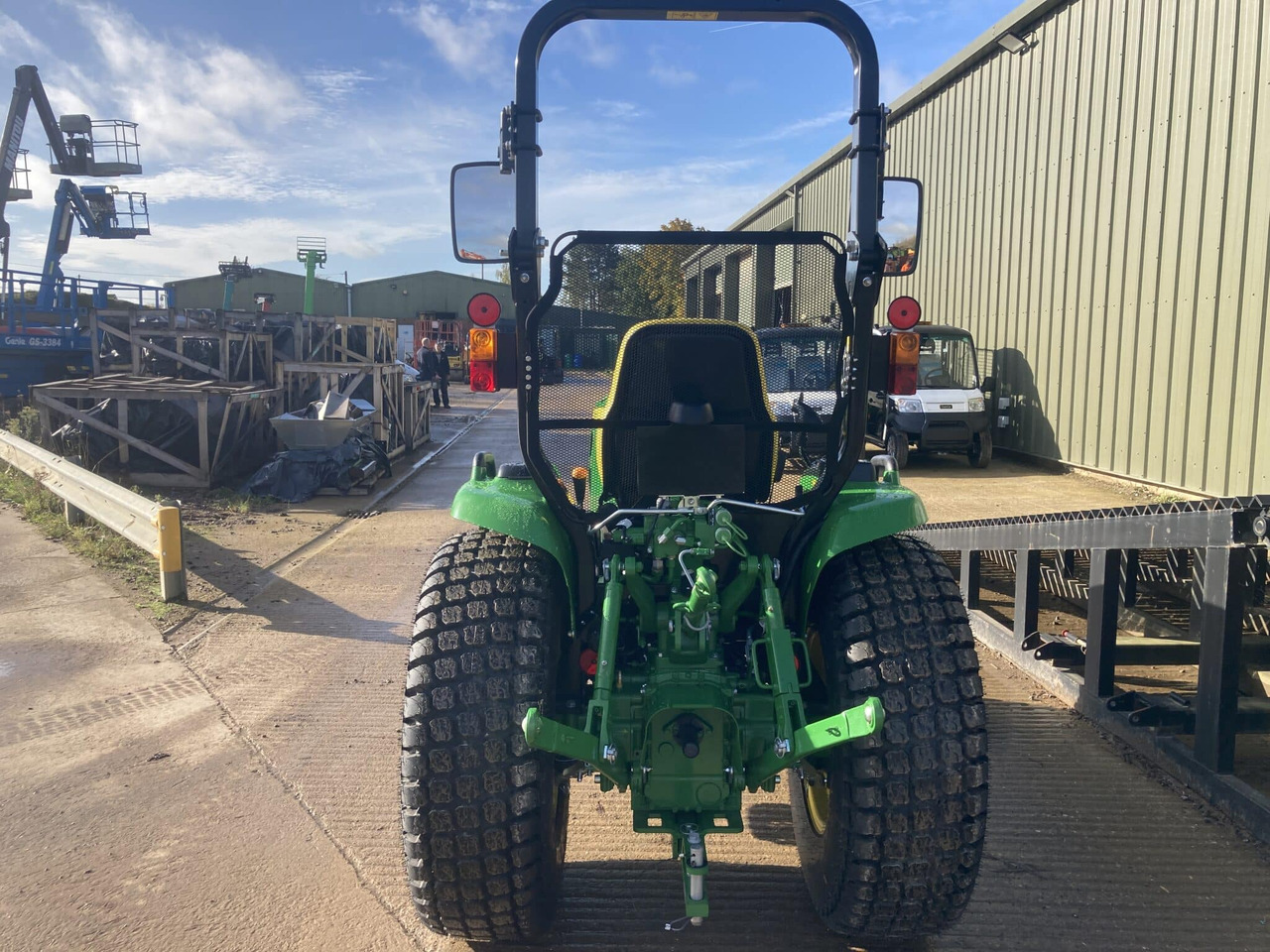 John Deere 3046R compact tractor - Малък трактор: снимка 4 John Deere 3046R compact tractor - Малък трактор: снимка 4