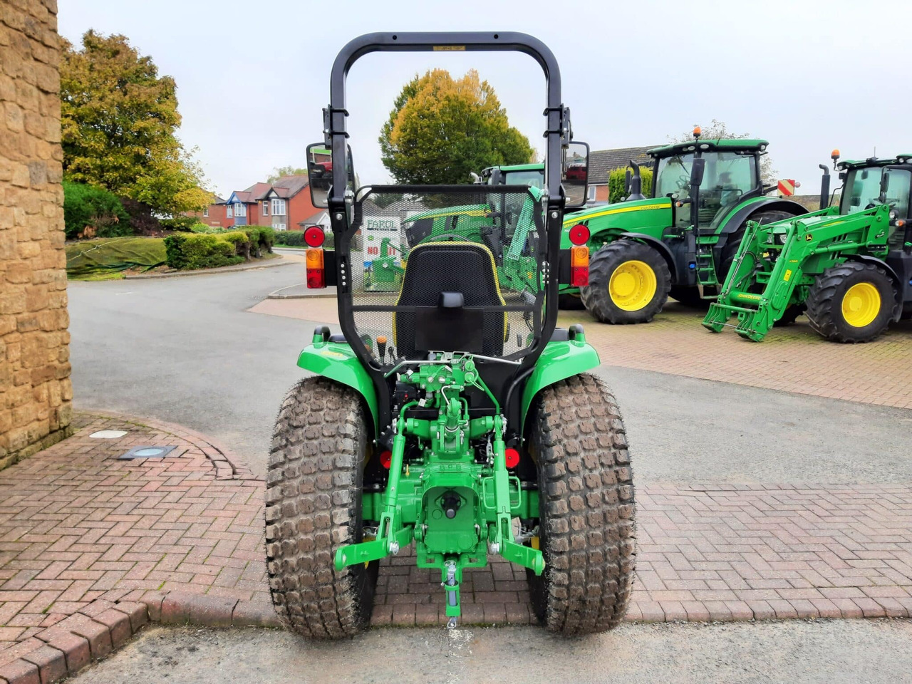 John Deere 3046R compact tractor - Малък трактор: снимка 5 John Deere 3046R compact tractor - Малък трактор: снимка 5