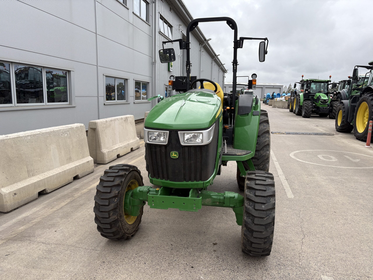 John Deere 4052M Compact Tractor - Малък трактор: снимка 2 John Deere 4052M Compact Tractor - Малък трактор: снимка 2