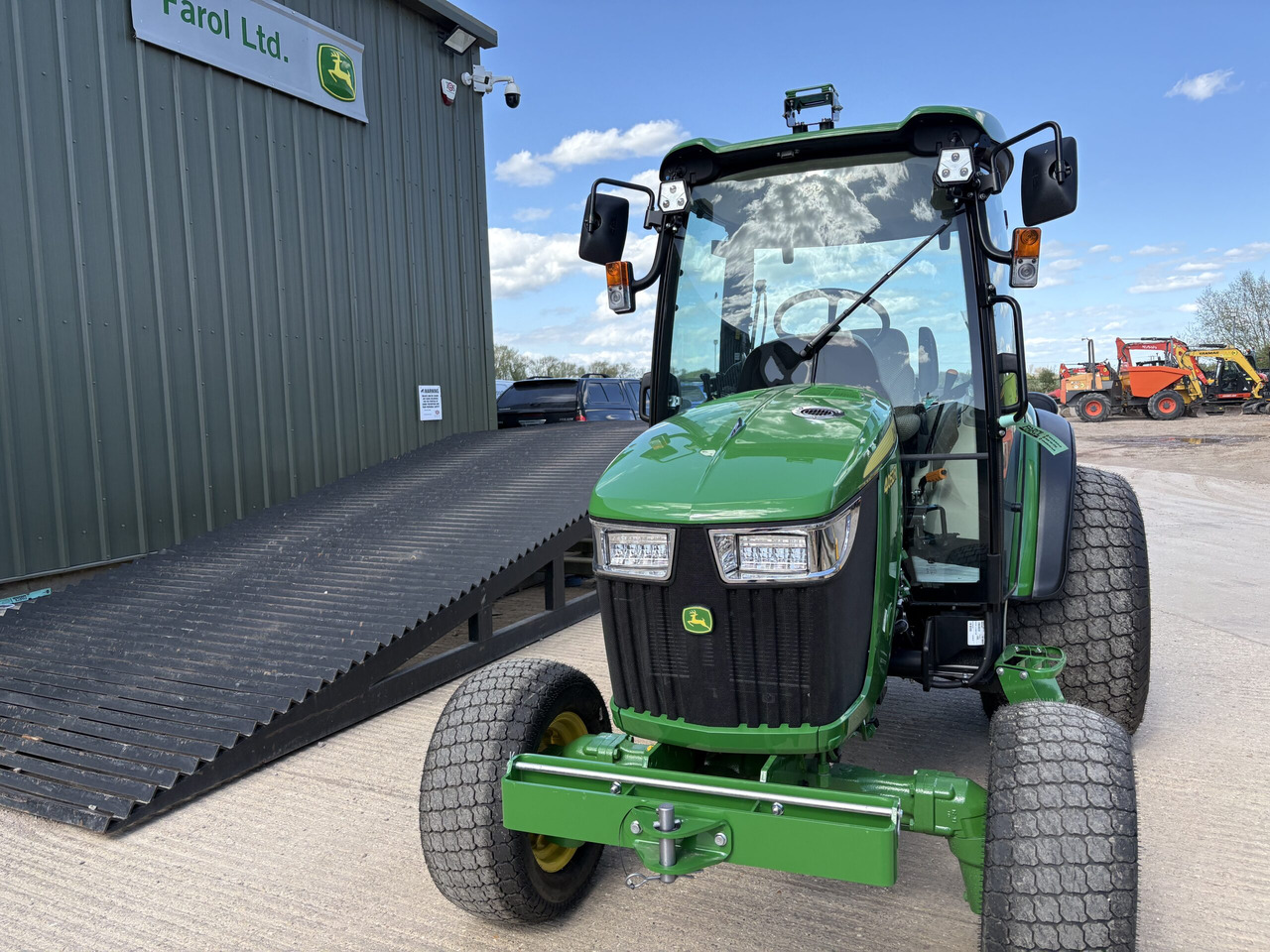 John Deere 4052R Compact Tractor - Малък трактор: снимка 3 John Deere 4052R Compact Tractor - Малък трактор: снимка 3