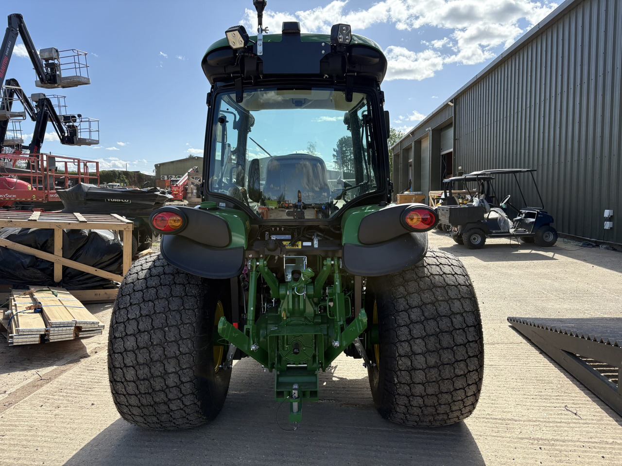 John Deere 4052R Compact Tractor - Малък трактор: снимка 4 John Deere 4052R Compact Tractor - Малък трактор: снимка 4