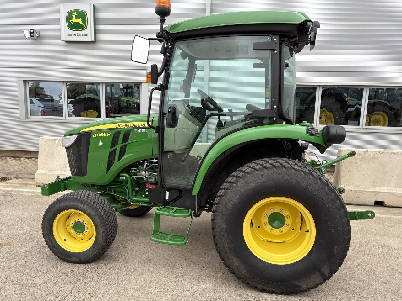 John Deere 4066R Compact Tractor - Малък трактор: снимка 1 John Deere 4066R Compact Tractor - Малък трактор: снимка 1