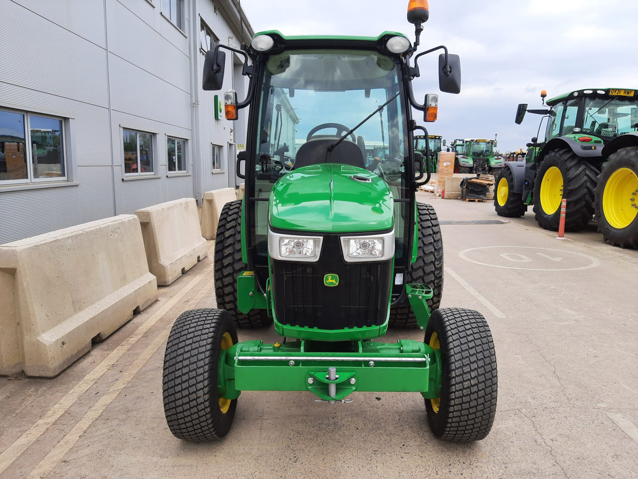 John Deere 4066R Compact Tractor - Малък трактор: снимка 2 John Deere 4066R Compact Tractor - Малък трактор: снимка 2