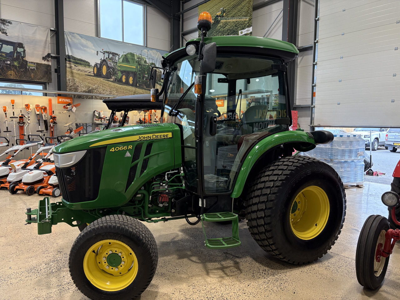 John Deere 4066R Compact Tractor - Малък трактор: снимка 3 John Deere 4066R Compact Tractor - Малък трактор: снимка 3