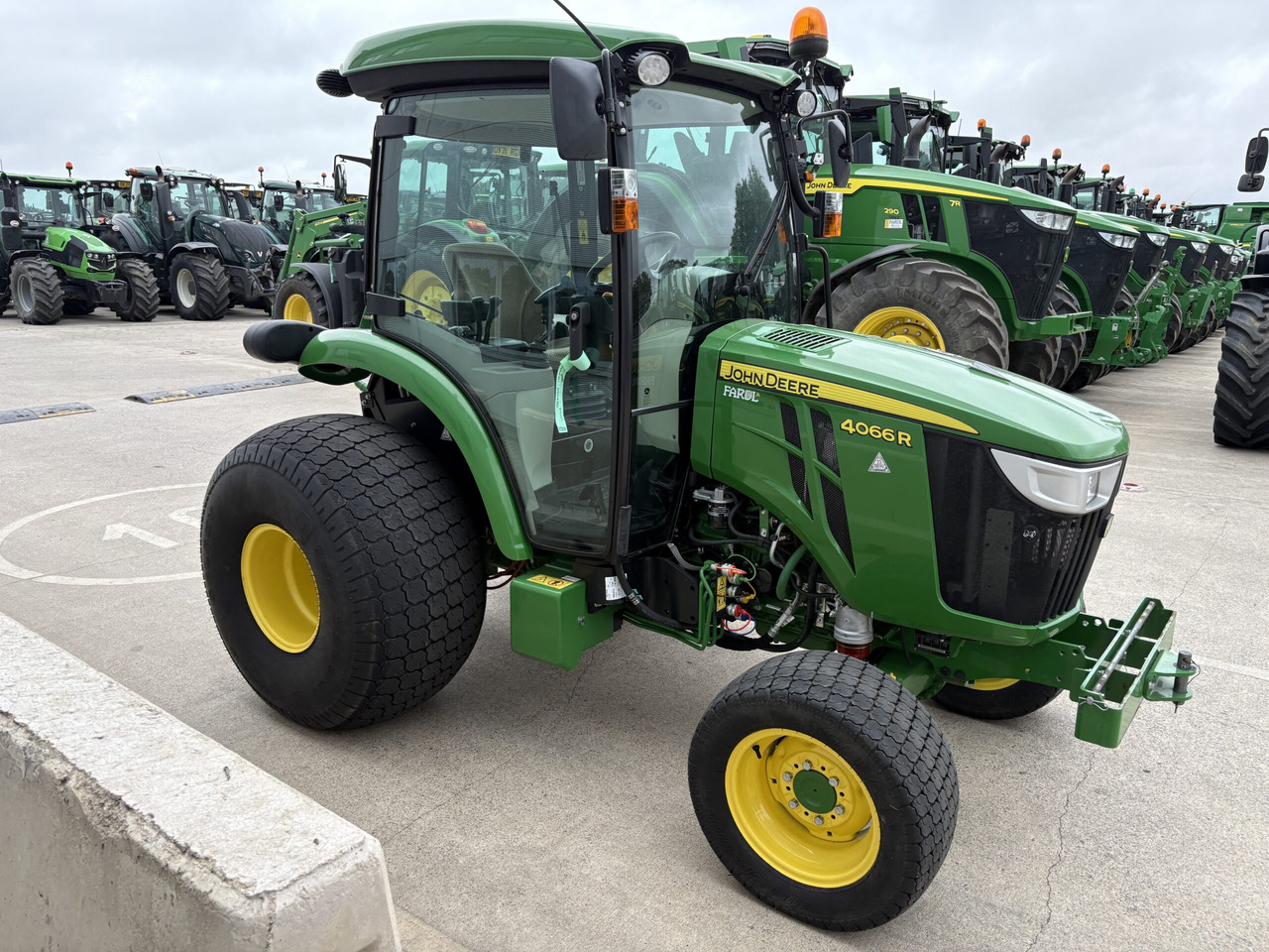 John Deere 4066R Compact Tractor - Малък трактор: снимка 3 John Deere 4066R Compact Tractor - Малък трактор: снимка 3