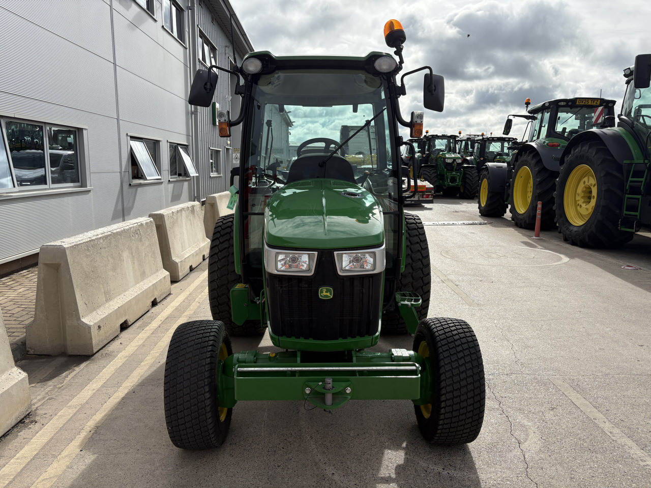 John Deere 4066R Compact Tractor - Малък трактор: снимка 2 John Deere 4066R Compact Tractor - Малък трактор: снимка 2