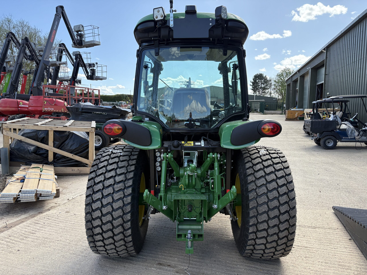 John Deere 4066R Compact Tractor - Малък трактор: снимка 3 John Deere 4066R Compact Tractor - Малък трактор: снимка 3