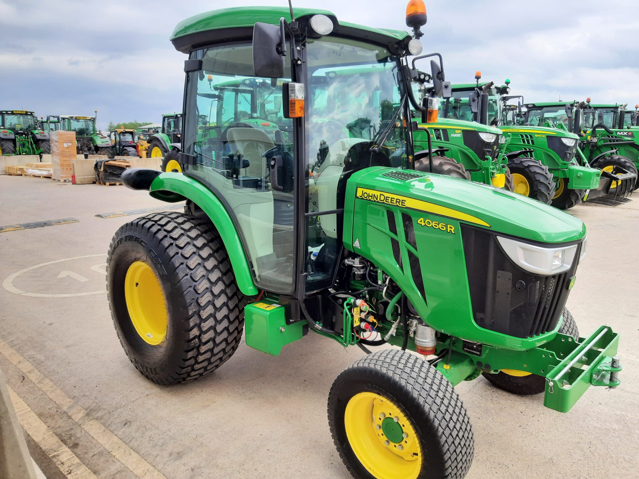 John Deere 4066R Compact Tractor - Малък трактор: снимка 3 John Deere 4066R Compact Tractor - Малък трактор: снимка 3