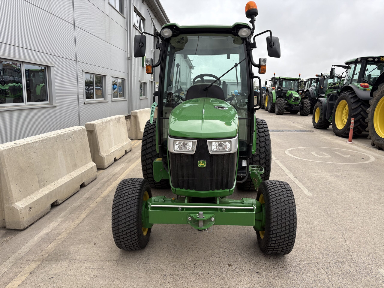 John Deere 4066R Compact Tractor - Малък трактор: снимка 2 John Deere 4066R Compact Tractor - Малък трактор: снимка 2