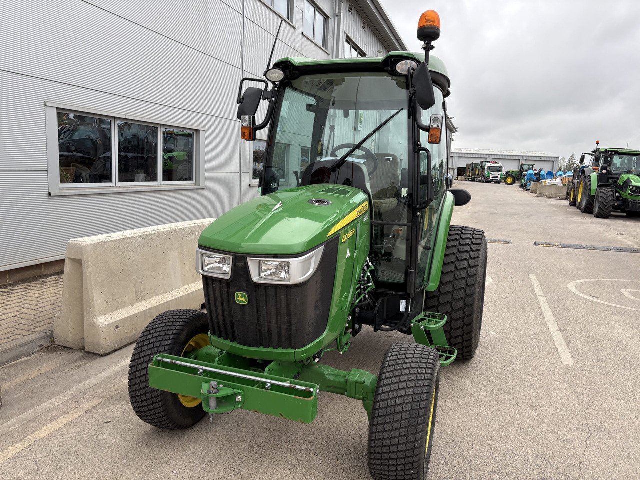 John Deere 4066R Compact Tractor - Малък трактор: снимка 2 John Deere 4066R Compact Tractor - Малък трактор: снимка 2