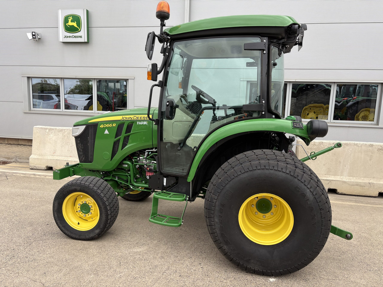 John Deere 4066R Compact Tractor - Малък трактор: снимка 1 John Deere 4066R Compact Tractor - Малък трактор: снимка 1