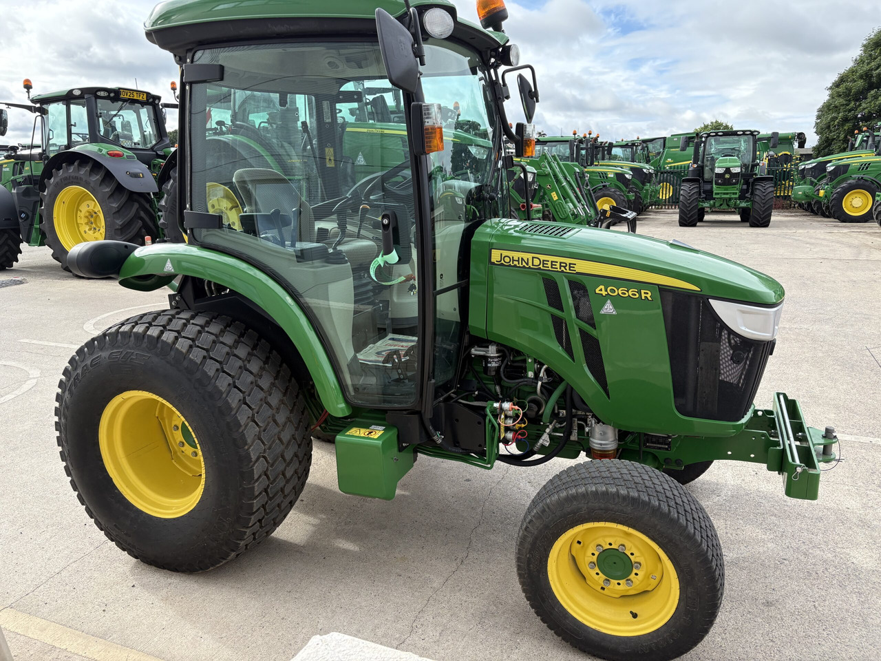 John Deere 4066R Compact Tractor - Малък трактор: снимка 3 John Deere 4066R Compact Tractor - Малък трактор: снимка 3