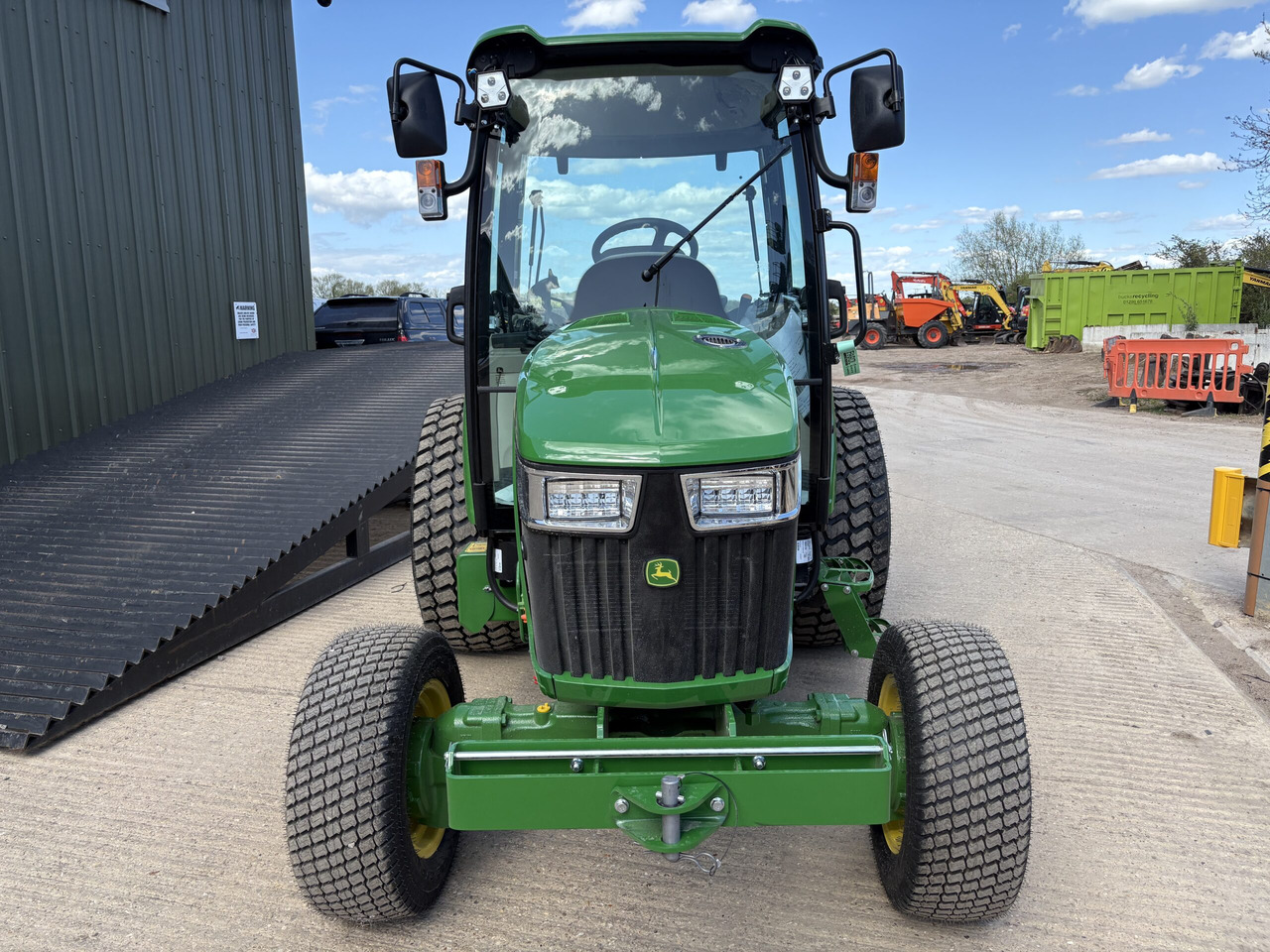John Deere 4066R Compact Tractor - Малък трактор: снимка 4 John Deere 4066R Compact Tractor - Малък трактор: снимка 4