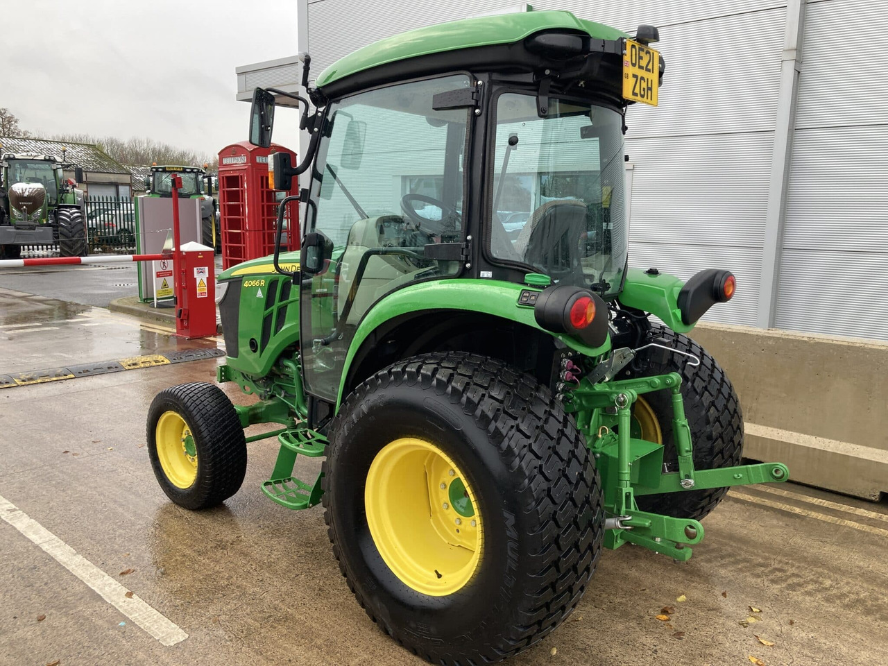 John Deere 4066R compact tractor - Малък трактор: снимка 3 John Deere 4066R compact tractor - Малък трактор: снимка 3