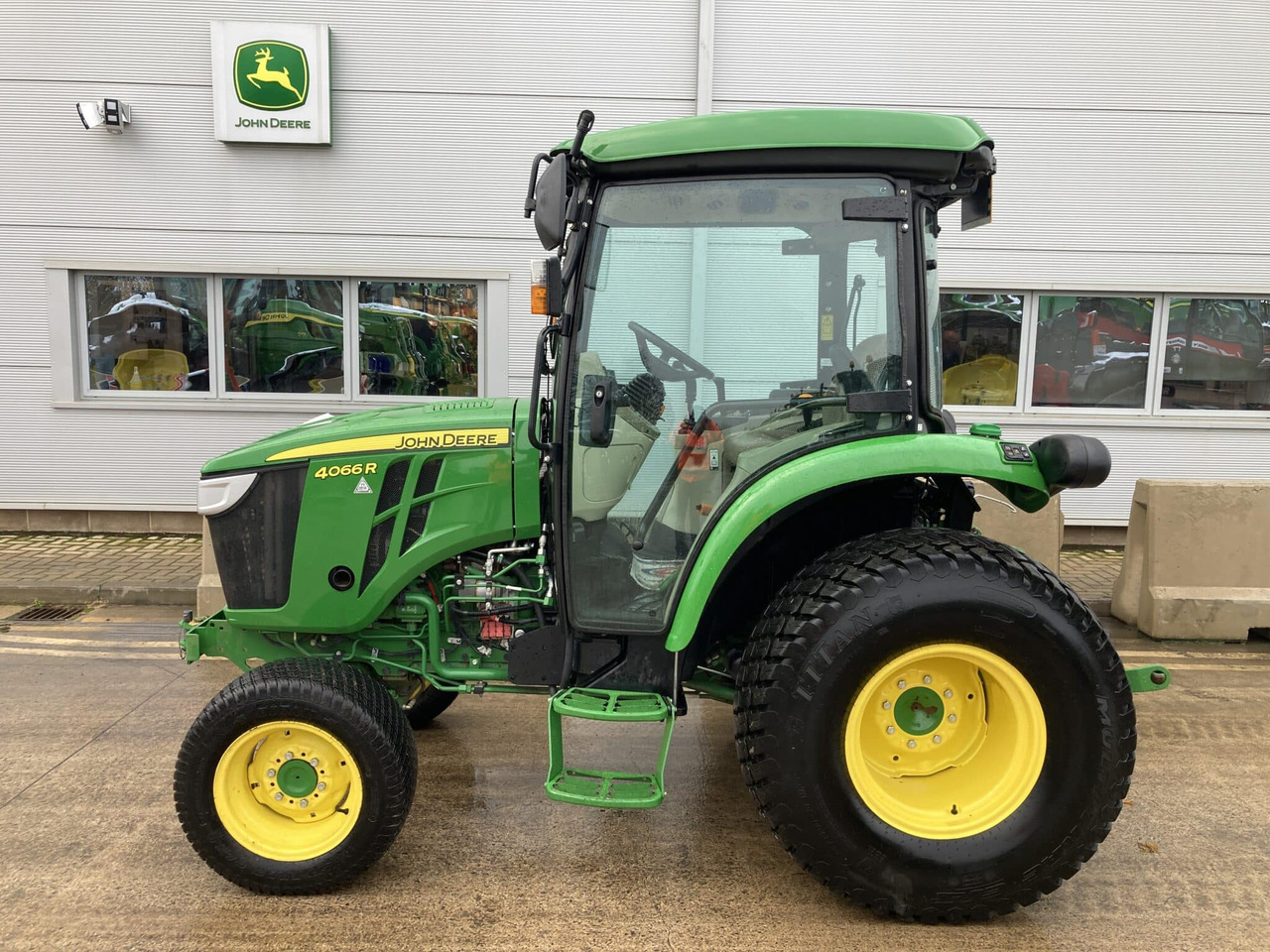 John Deere 4066R compact tractor - Малък трактор: снимка 2 John Deere 4066R compact tractor - Малък трактор: снимка 2