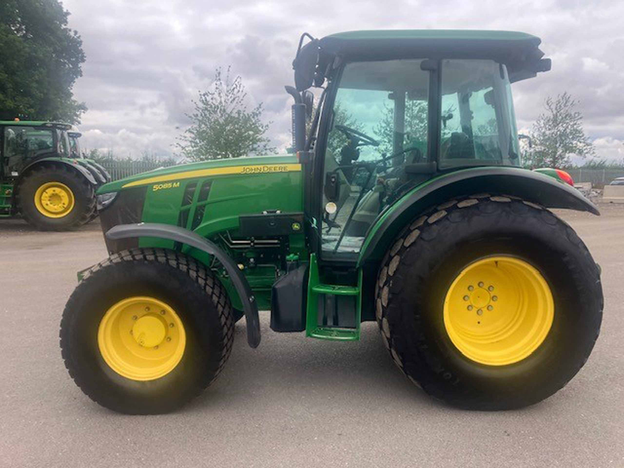 John Deere 5085M - Трактор: снимка 2 John Deere 5085M - Трактор: снимка 2