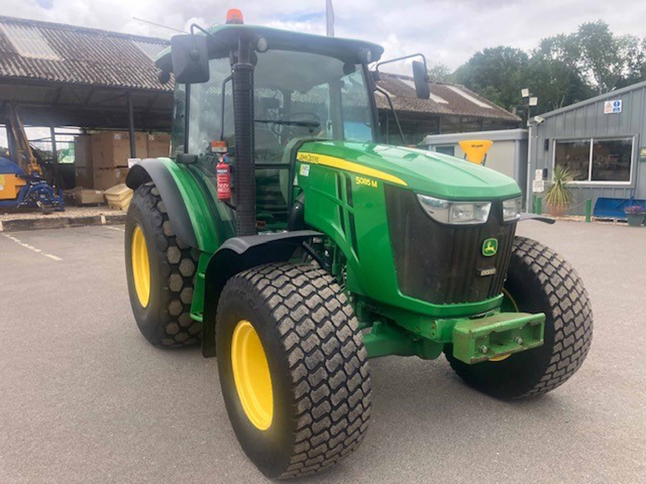 John Deere 5085M - Трактор: снимка 4 John Deere 5085M - Трактор: снимка 4