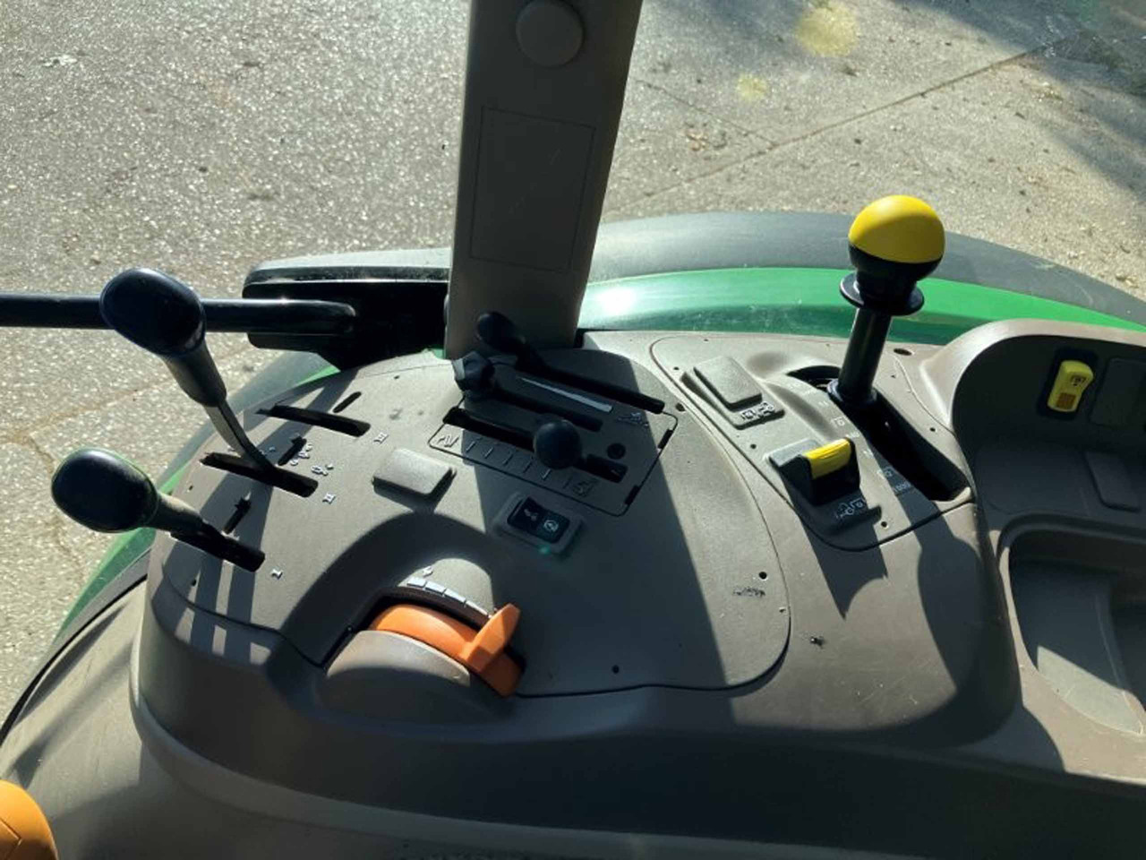 Трактор John Deere 5100M: снимка 19