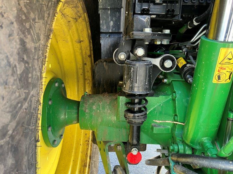 Трактор John Deere 6110M: снимка 8