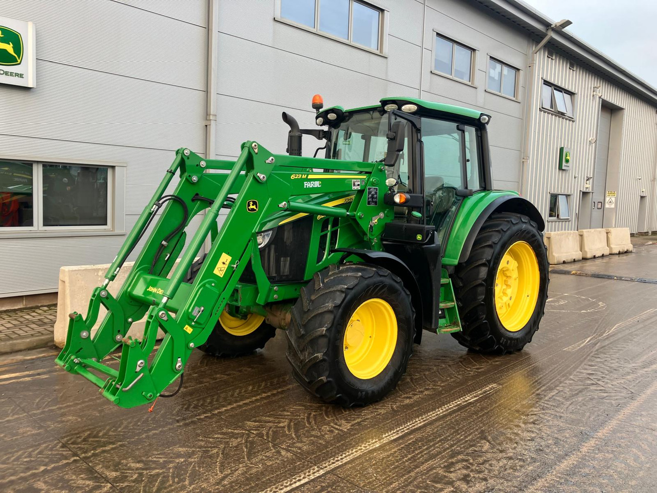 John Deere 6120M - Трактор: снимка 2 John Deere 6120M - Трактор: снимка 2