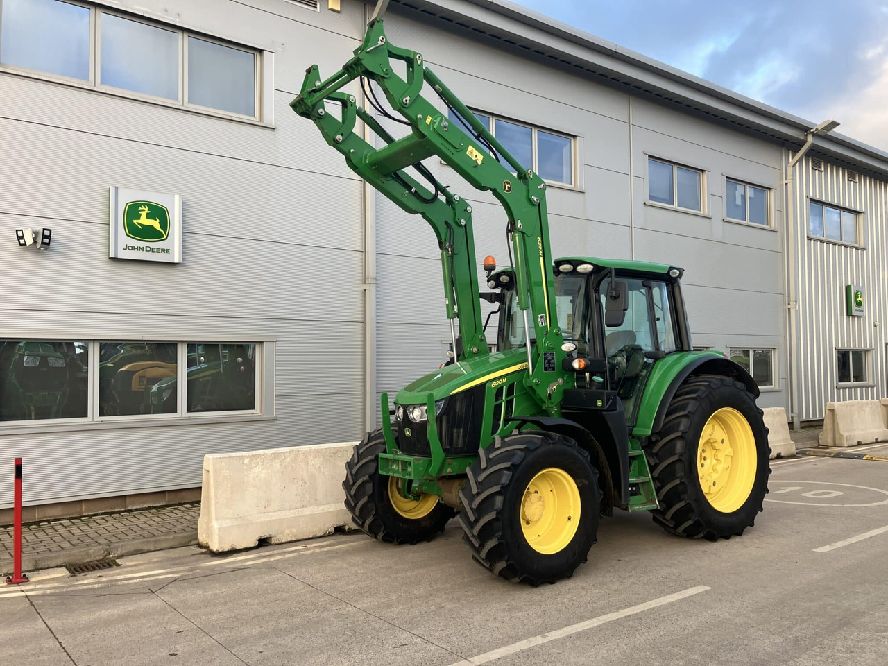 John Deere 6120M - Трактор: снимка 1 John Deere 6120M - Трактор: снимка 1