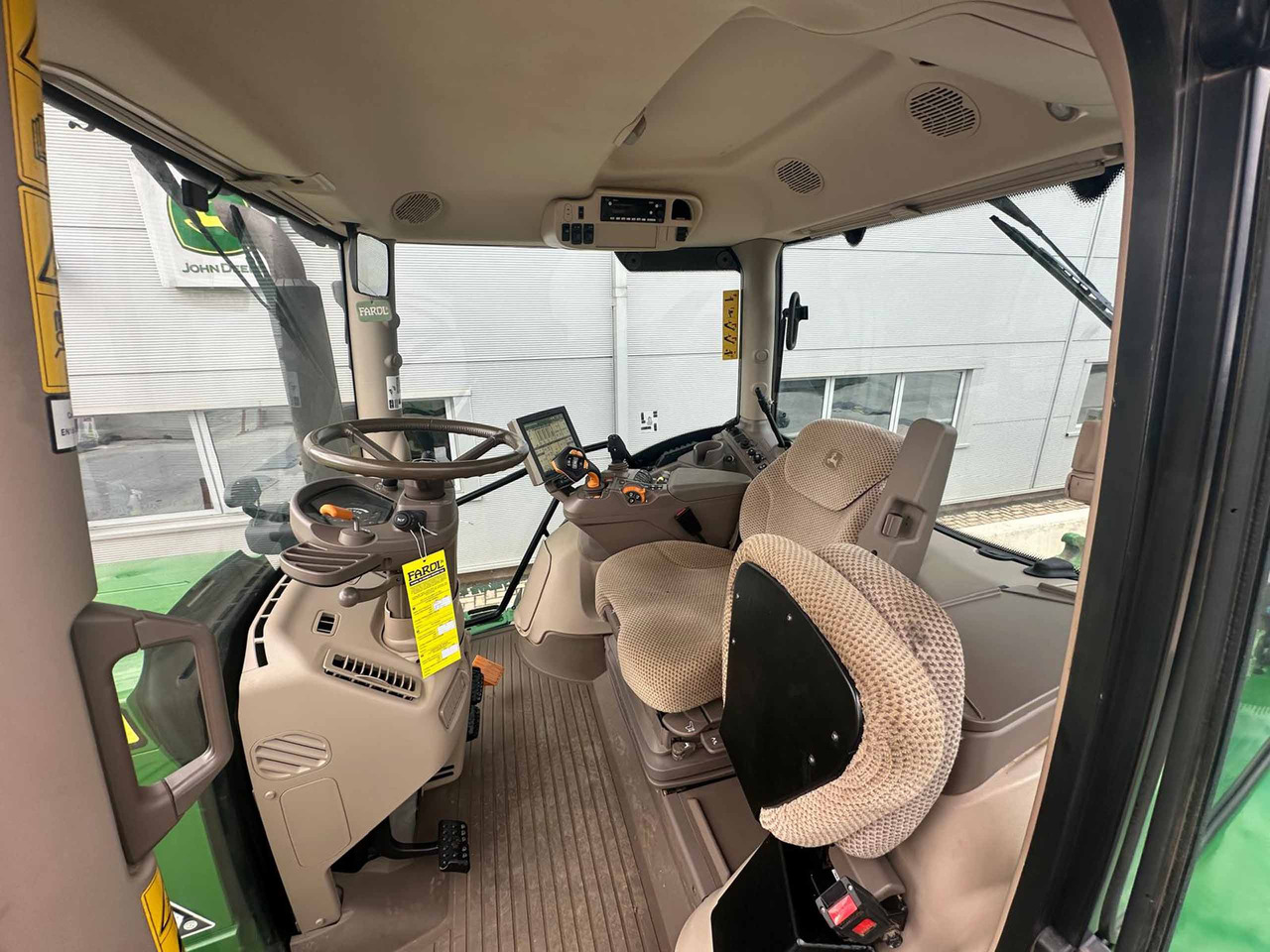 Трактор John Deere 6215R: снимка 9