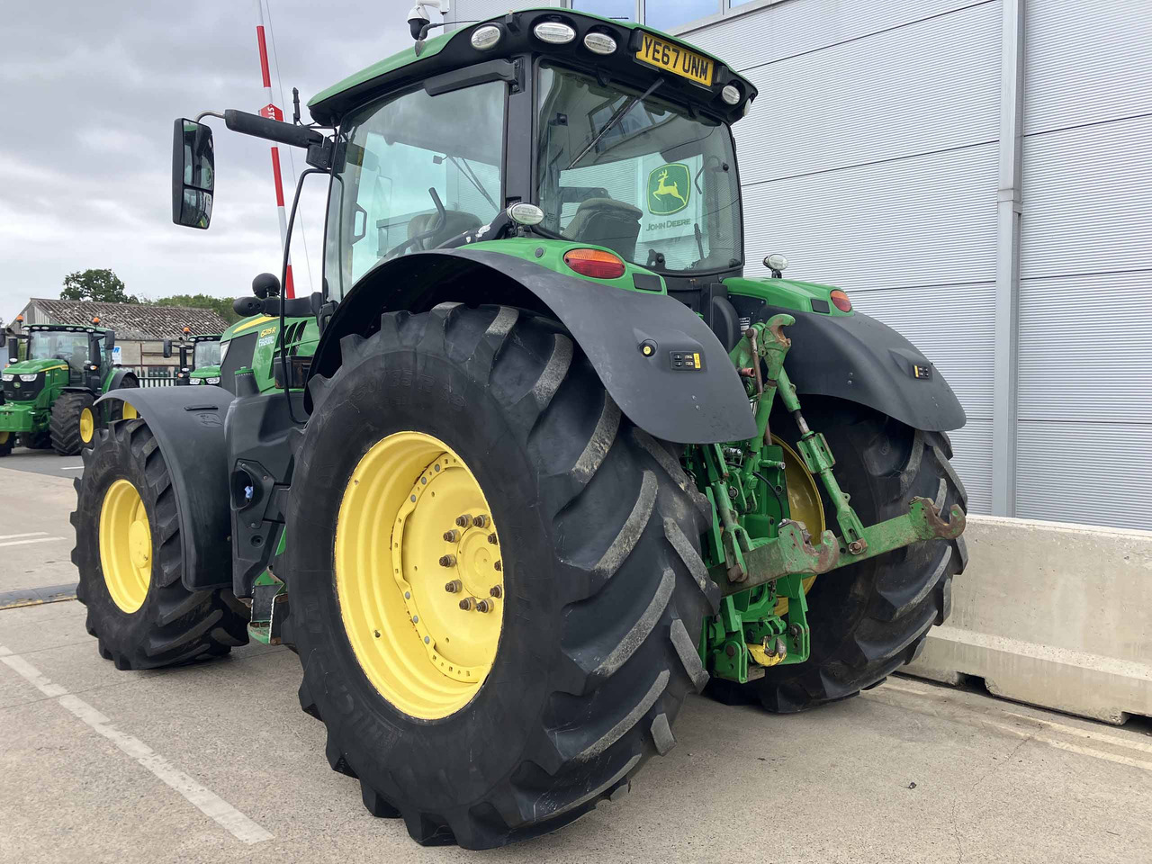 John Deere 6215R - Трактор: снимка 3 John Deere 6215R - Трактор: снимка 3