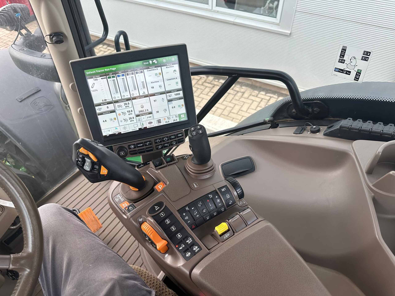 Трактор John Deere 6215R: снимка 12