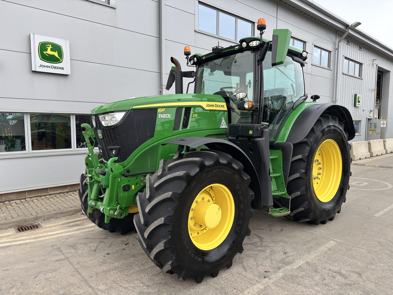 John Deere 6R 215 - Трактор: снимка 1 John Deere 6R 215 - Трактор: снимка 1