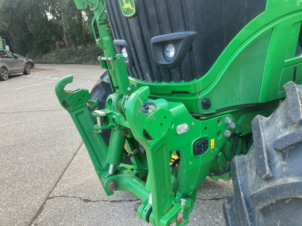 Трактор John Deere 6R 215: снимка 6