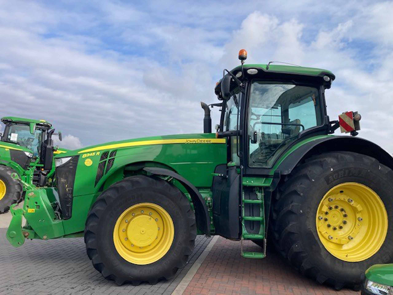 John Deere 8345R - Трактор: снимка 2 John Deere 8345R - Трактор: снимка 2