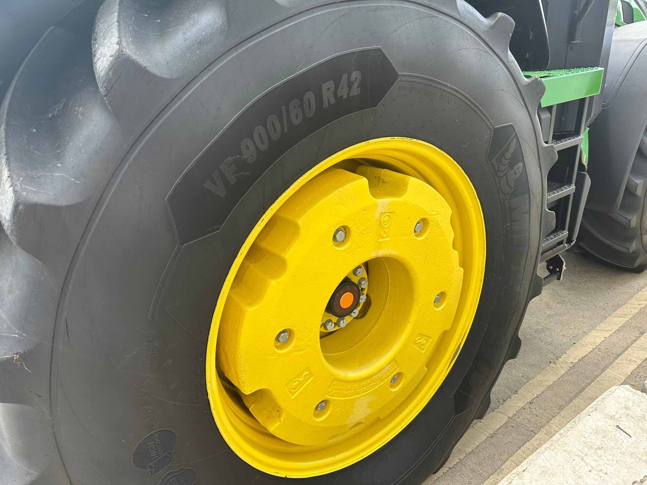 John Deere 8R 410 - Трактор: снимка 5 John Deere 8R 410 - Трактор: снимка 5