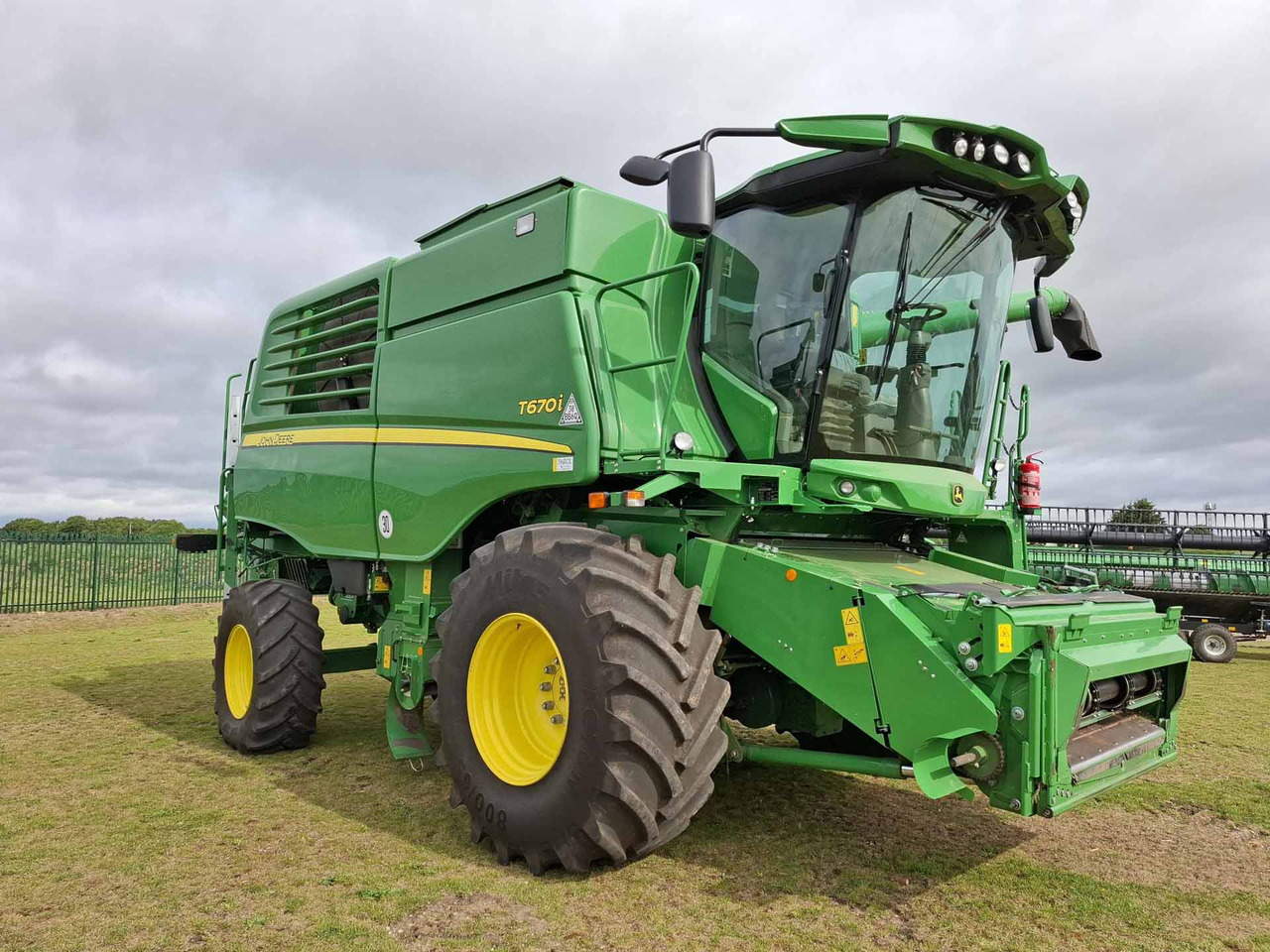 John Deere T670 - Зърнокомбайн: снимка 1 John Deere T670 - Зърнокомбайн: снимка 1
