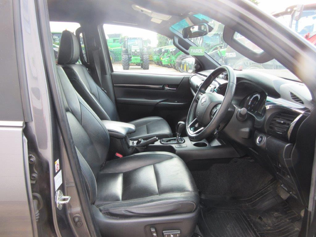 Пикап TOYOTA HILUX INVINCIBLE X: снимка 12