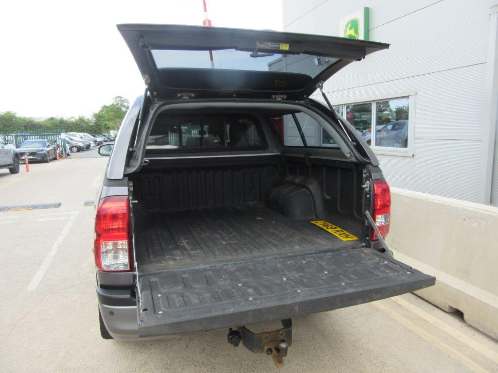 Пикап TOYOTA HILUX INVINCIBLE X: снимка 11