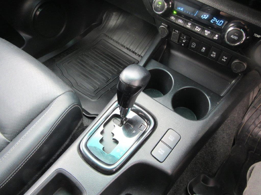 Пикап TOYOTA HILUX INVINCIBLE X: снимка 15