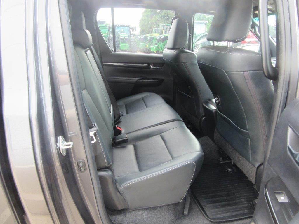 Пикап TOYOTA HILUX INVINCIBLE X: снимка 13
