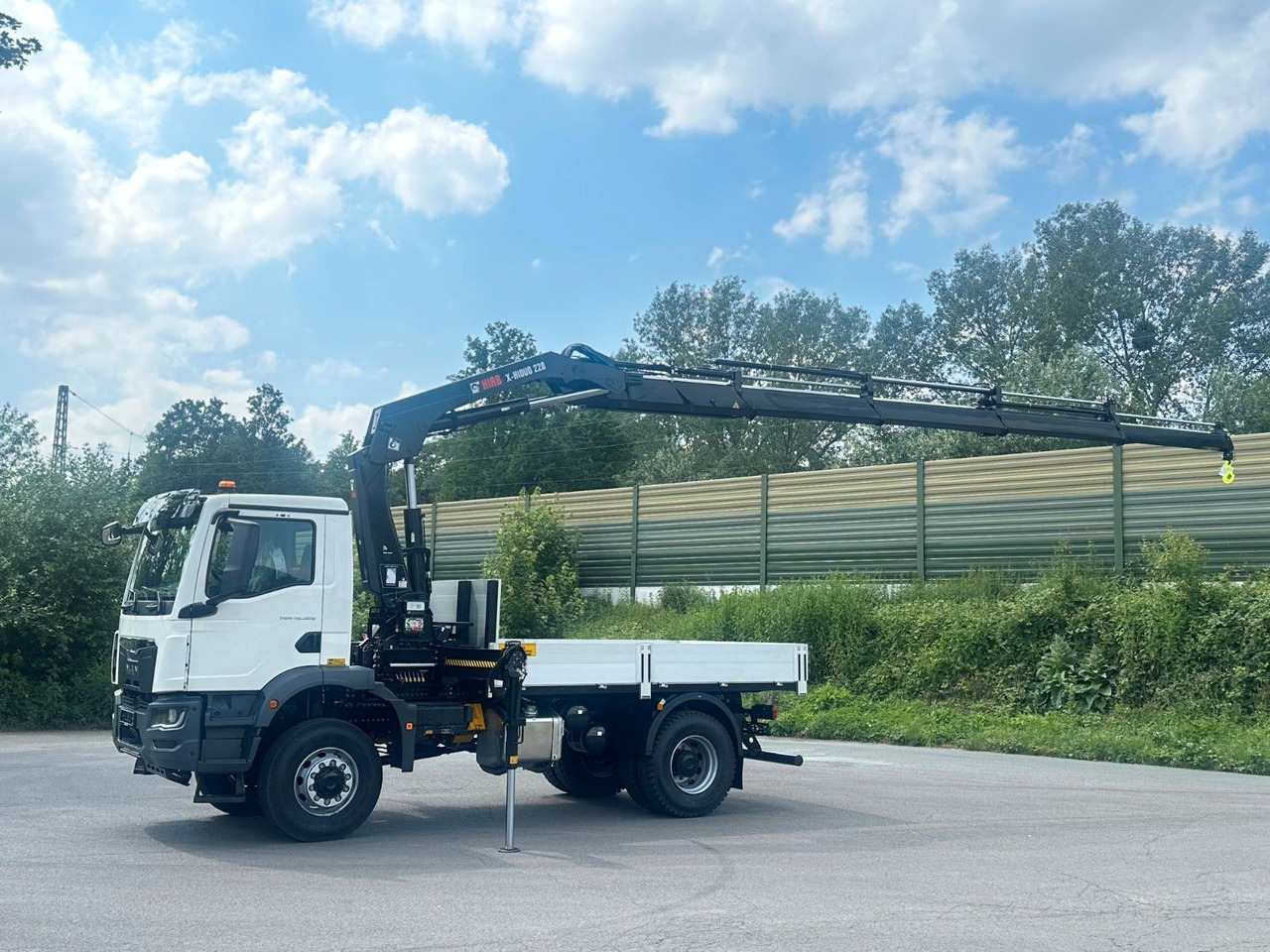 MAN TGM 18.320 4x4 Euro 6e Pritsche Hiab 228-4 Kran - Камион с кран: снимка 2 MAN TGM 18.320 4x4 Euro 6e Pritsche Hiab 228-4 Kran - Камион с кран: снимка 2