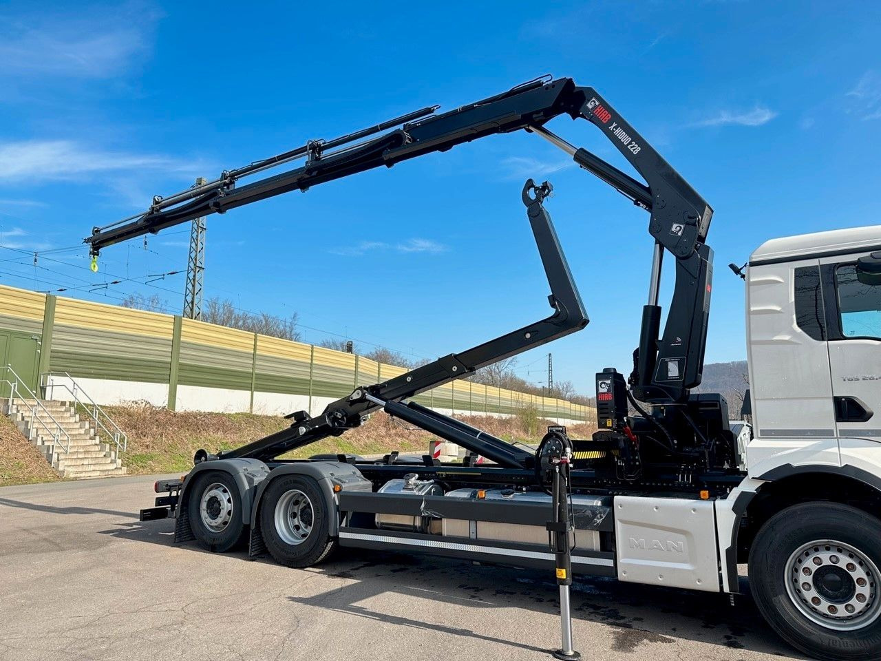MAN TGS 26.470 6x2 Abrollkipper + Kran Hiab 228-4 - Мултилифт с кука камион, Камион с кран: снимка 2 MAN TGS 26.470 6x2 Abrollkipper + Kran Hiab 228-4 - Мултилифт с кука камион, Камион с кран: снимка 2