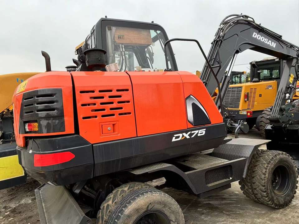 Hot Sale Used Doosan Dx75 Small 7.5t Wheel Excavator South Korea DX75 Mini Excavator for Sale Good Condition - Колесен багер: снимка 3 Hot Sale Used Doosan Dx75 Small 7.5t Wheel Excavator South Korea DX75 Mini Excavator for Sale Good Condition - Колесен багер: снимка 3