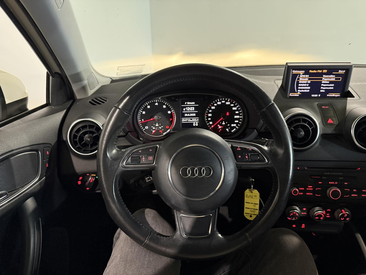 Audi A1 1.2 TFSI Attraction Pro Line Business 2011 254.714 km 76-PBP-8 - Хечбек: снимка 5 Audi A1 1.2 TFSI Attraction Pro Line Business 2011 254.714 km 76-PBP-8 - Хечбек: снимка 5