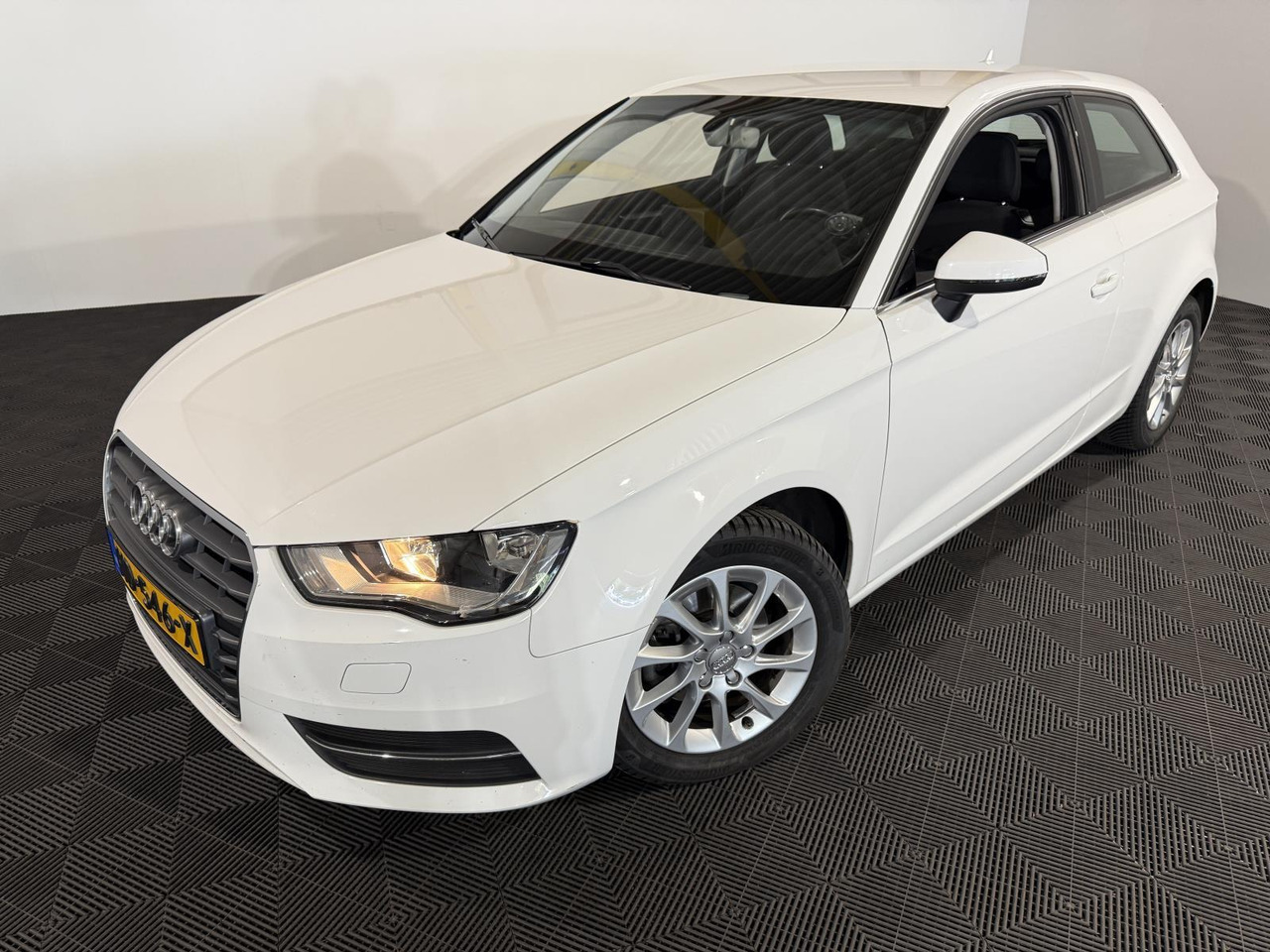 Audi A3 1.2 TFSI Attraction Pro Line Aut.| 2015 | 177.618 km | HD-546-X - Хечбек: снимка 1 Audi A3 1.2 TFSI Attraction Pro Line Aut.| 2015 | 177.618 km | HD-546-X - Хечбек: снимка 1