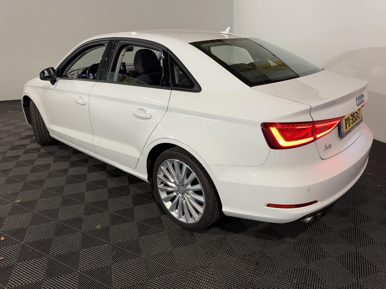 Audi | A3 Limousine | 1.4 TFSI Attraction Pro Line Plus Automaat | 2016 | 256.538 km | PT353Z | Geen oordeel - Седан: снимка 4 Audi | A3 Limousine | 1.4 TFSI Attraction Pro Line Plus Automaat | 2016 | 256.538 km | PT353Z | Geen oordeel - Седан: снимка 4
