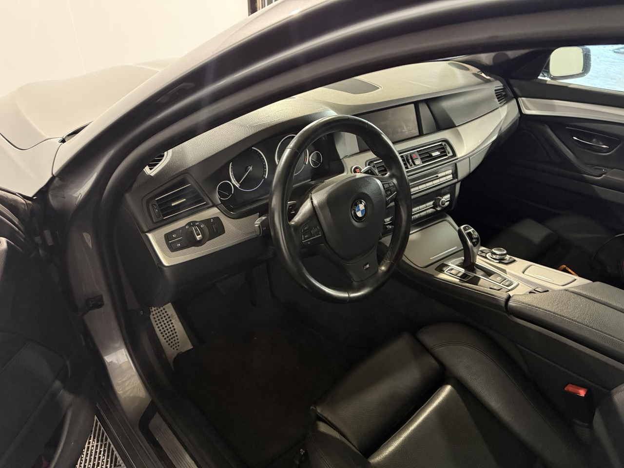 BMW | 5-serie | 520i High Executive | 2013 | 218.545 km | 46ZSF1 | Logisch - Седан: снимка 4 BMW | 5-serie | 520i High Executive | 2013 | 218.545 km | 46ZSF1 | Logisch - Седан: снимка 4