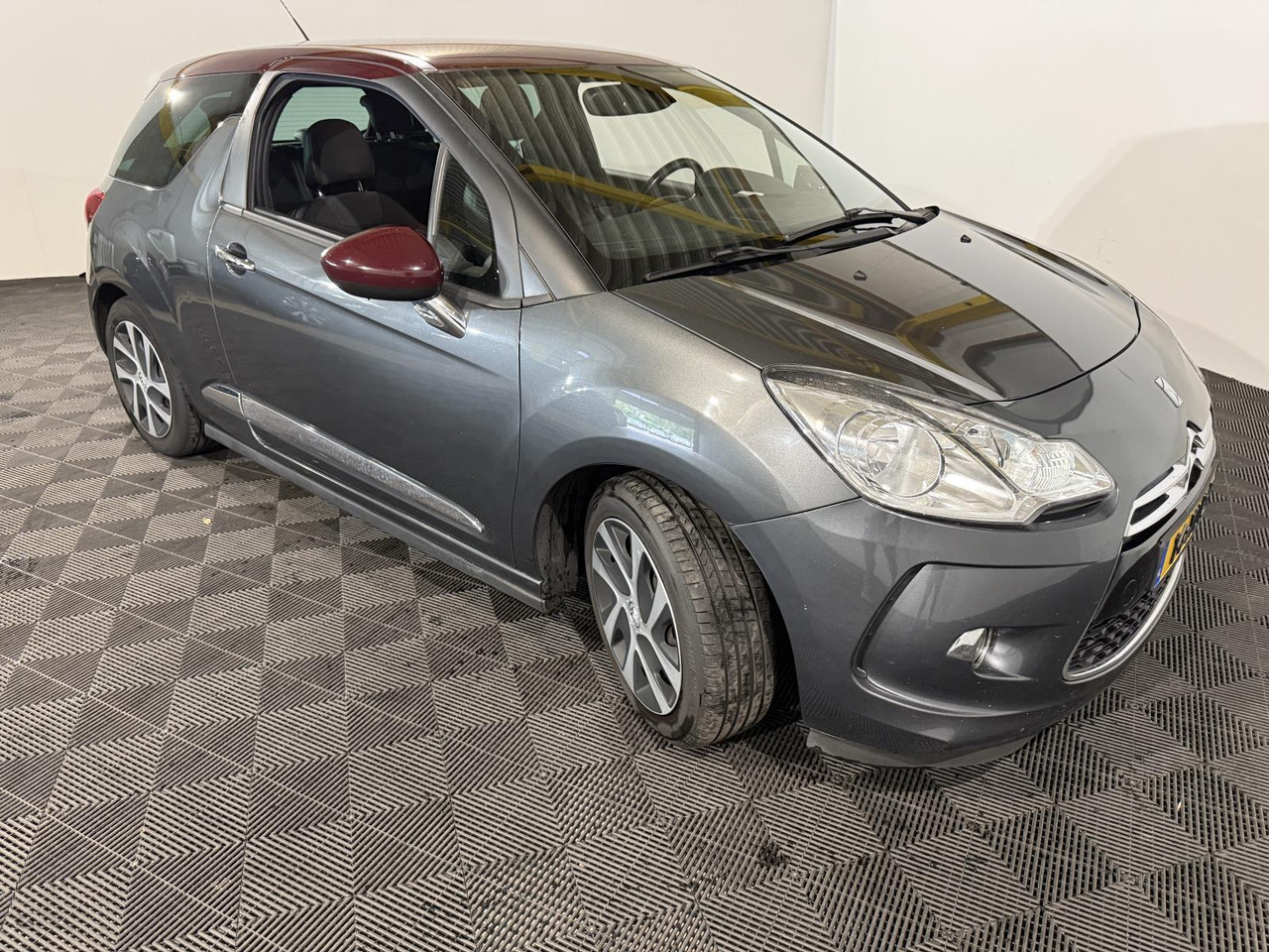 Citroen DS3 1.6 e-HDi So Chic | 2012 | 277.448 km | 14-XLR-7 - Хечбек: снимка 3 Citroen DS3 1.6 e-HDi So Chic | 2012 | 277.448 km | 14-XLR-7 - Хечбек: снимка 3