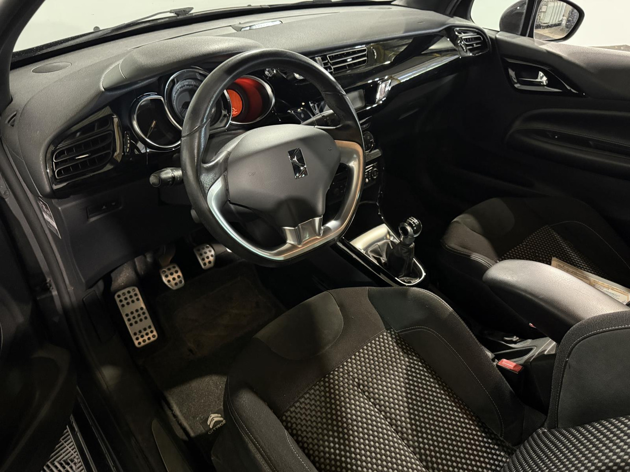 Citroen DS3 1.6 e-HDi So Chic | 2012 | 277.448 km | 14-XLR-7 - Хечбек: снимка 4 Citroen DS3 1.6 e-HDi So Chic | 2012 | 277.448 km | 14-XLR-7 - Хечбек: снимка 4
