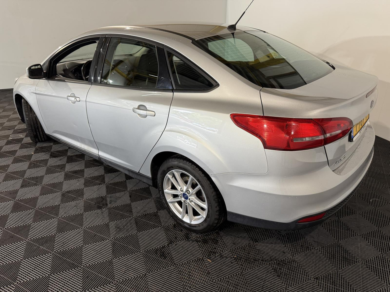 Ford Focus 1.0 Trend Edition 2015 206.005 km T-789-TF - Седан: снимка 3 Ford Focus 1.0 Trend Edition 2015 206.005 km T-789-TF - Седан: снимка 3